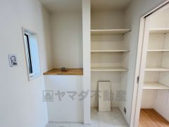 洗面脱衣室には可動式の棚が付いているので、タオルや着替えなども置くスペースが確保できて助かりますね。