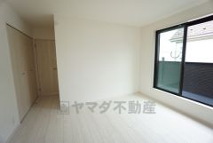 バルコニーに面した7.75帖の洋室です。ベッドや机、ＴＶも置ける十分な広さです＾＾