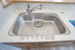 大きなお鍋も楽々洗える幅の広いシンクです＾＾ステンレスシンクなので簡単にお掃除できますよ。