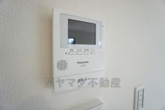 部屋の中にいながら訪問者の確認ができるTVモニター付きインターフォンがキッチン近くに設置されています＾＾