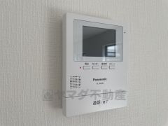 防犯性もばっちり、TVモニター付きインターホン完備。大きなモニターで玄関先を確認できます。
