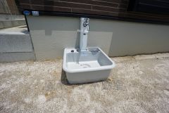 あると便利な外水栓。ガーデニングに、洗車に、泥遊びやペットの散歩の後に。