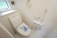 ウォシュレット付トイレです。1階2階の2ヶ所にトイレがあるので、忙しい朝にもゆとりができますね。