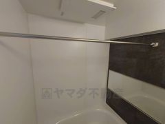 浴室には衣類の吊り下げ用パイプがあります。雨の日や外気の状態が気になる時は浴室乾燥機と組み合わせて使えるので、お洗濯の悩みが軽減できそうです。