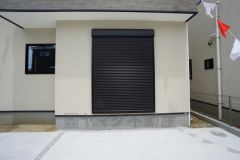 外観を損なわないシンプルなデザインのシャッター。防犯や台風対策に効果的です。