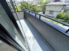 目の前に日差しを遮る建物がないので日当たり良好です。お洗濯物がよく乾きそうですね。