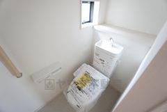 ウォシュレット付トイレです。1階2階の2ヶ所にトイレがあるので、忙しい朝にもゆとりができますね。