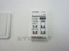 浴室暖房乾燥機には、暖房、乾燥、涼風、換気の4つの機能が付いています。タイマー付きです。