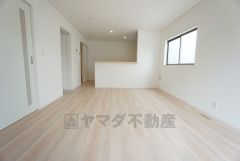 ナチュラルな雰囲気のLDK。どんな家具や家電とも相性が良さそうです。