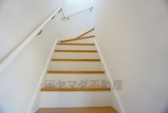 踏み場の広い手摺付き階段です。勾配も緩やかに設計されており、高齢の方でも安心できますね＾＾