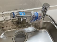 浄水器が一体化した水栓付きです。飲み水やお野菜を洗う時も安心して使えます＾＾