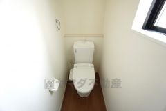 ウォシュレット付トイレです。1階2階の2ヶ所にトイレがあるので、忙しい朝にもゆとりができますね。