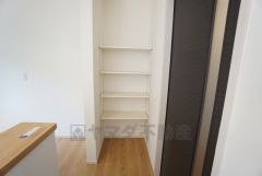 キッチン横に設けられたパントリー。備蓄品や大きなお皿、使用頻度の少ない調理器具などの収納に便利です。