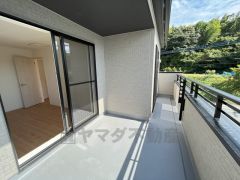 2部屋から行き来できる便利な2WAYバルコニーです。陽当たり良好なので、洗濯物がよく乾きそうですね＾＾