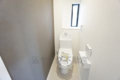 壁の一面にアクセントクロスを使用したオシャレなトイレです。渋いカラーが落ち着いた雰囲気があります。