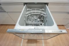 炊事時間を大幅に短縮できる食器洗浄乾燥機付きです＾＾冬場の洗い物による手荒れの悩みも軽減されますね。