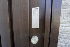 玄関扉のタッチキー。バッグから鍵を取り出す必要がなく、手が塞がっていてもボタンを押すだけで鍵が開きとっても便利ですね。