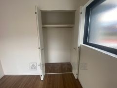 リビングに隣接した4.5帖の洋室にはクローゼット付き＾＾居室としてももちろん、収納や書斎、お子様のプレイスペースにも＾＾使い勝手が良さそうです＾＾