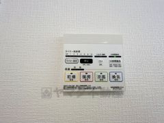 浴室暖房乾燥機には、暖房、乾燥、涼風、換気の4つの機能が付いています。タイマー付きです。