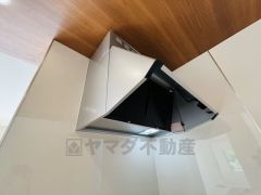 コンロ上には換気扇完備＾＾すぐ横に小窓が設けられているので、換気扇と合わせてWで換気できます＾＾