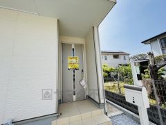 玄関には屋根があるので雨の日も安心してカバンの中から鍵が探せますね＾＾