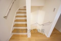 踏み場の広い、手摺付き階段です。踏み場の広い階段は、高齢の方でも安心できますね^^階段の色はナチュラル調に仕上がっています^^