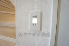 1階と2階の階段近くには足元灯を設けています。足元がしっかり確認できるので夜でも安全な歩行が可能になりますね。