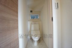 ウォシュレット付トイレです。節水機能もあるので、安心して使えますね。