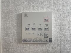 浴室暖房乾燥機付きです。天気や外気の状態に左右されずに洗濯物を乾かせる上、換気・乾燥ができます。
