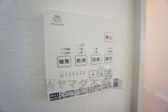 浴室暖房乾燥機には、暖房、乾燥、涼風、換気の4つの機能が付いています。タイマー付きです。