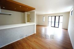 大きな窓のあるリビングは、陽光あふれる明るい空間です。ゆったりと寛げる憩いの場となりそうです。