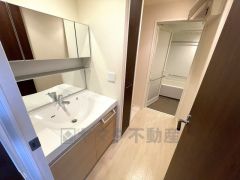 洗面台、洗濯機置き場、バスルームが連なっている、生活導線の考えられた作りになっています。
