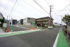高い建物がなく開放感のある立地です。