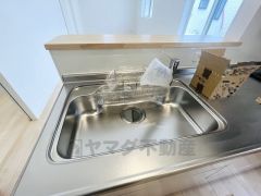 大きなお鍋も楽々洗える幅の広いシンクです＾＾ステンレスシンクなので簡単にお掃除できますよ。