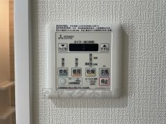 浴室暖房乾燥機には、暖房、乾燥、涼風、換気の4つの機能が付いています。タイマー付きです。