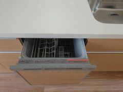 炊事時間を大幅に短縮できる食器洗浄乾燥機付きです＾＾冬場の洗い物で手荒れの悩みも軽減されますね。