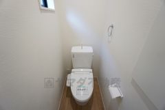 ウォシュレット付トイレです。1階2階の2ヶ所にトイレがあるので、忙しい朝にもゆとりができますね。