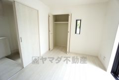 リビングに隣接した4.5帖の洋室です。居室としてももちろん、収納や書斎、お子様のプレイスペースにも＾＾使い勝手が良さそうです＾＾
