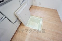 キッチンに床下収納があります。長期保存ができるもの、調理器具、防災グッズを入れておくのもいいですね。