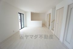 家族が集まる開放的なリビング。思い思いの時間を過ごしたり食事をしたり、素敵な団らんの場になりますね。
