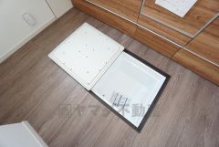 キッチンに床下収納があります。長期保存ができるもの、調理器具、防災グッズを入れておくのもいいですね。