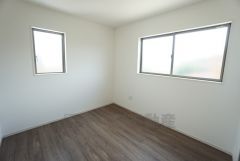 5.2帖の洋室です。家具を選ばないナチュラルなフローリングとシンプルなクロスです＾＾