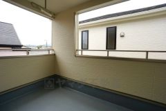 幅広のインナーバルコニーは洗濯物を守りやすく、眩しすぎる日差しも和らげます。雨にも濡れにくく、家事を助けてくれること間違いなし。