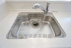 大きなお鍋も楽々洗える幅の広いシンクです＾＾ステンレスシンクなので簡単にお掃除できますよ。洗剤やスポンジもすっきりできる収納付き。