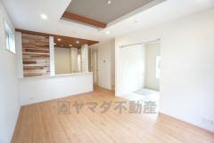 家族が集まる開放的なリビング。思い思いの時間を過ごしたり食事をしたり、素敵な団らんの場になりますね。
