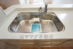大きなお鍋も楽々洗える幅の広いシンクです＾＾ステンレスシンクなので簡単にお掃除できますよ。