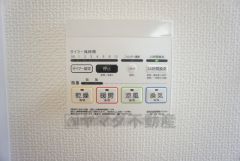 浴室暖房乾燥機には、暖房、乾燥、涼風、換気の4つの機能が付いています。タイマー付きです。