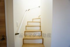 踏み場の広い、手摺付き階段です＾＾踏み場の広い階段は、高齢の方でも安心できますね^^