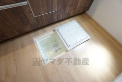キッチンに床下収納があります。長期保存ができるもの、調理器具、防災グッズを入れておくのもいいですね。