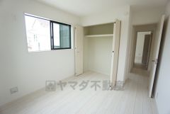 5.25帖の洋室です。クローゼット付きなので、すっきりと整理整頓でき気持ちよく過ごせますね＾＾